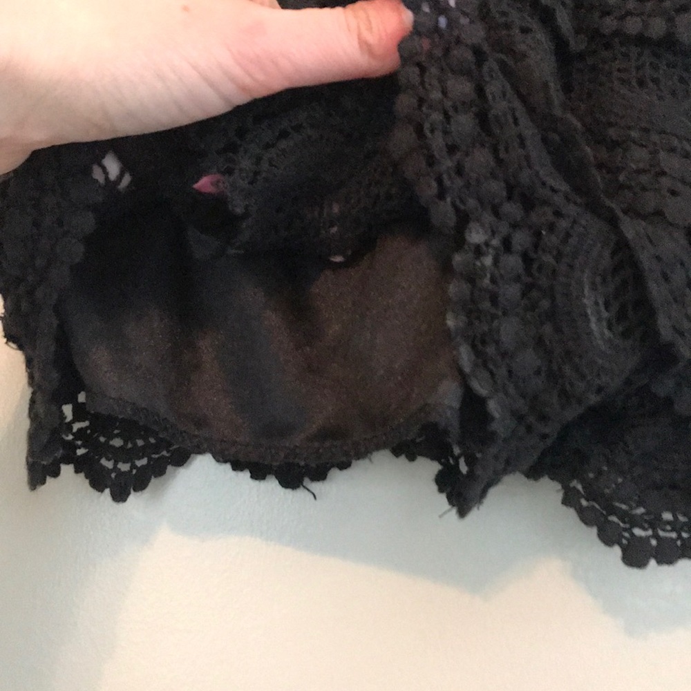 Black lace shorts with elastic waistband - Picture 6 of 8